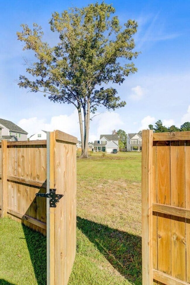 Building Photo - 3 Bedroom, 2.5 Bathroom Home in Oakley Pointe - Moncks Corner