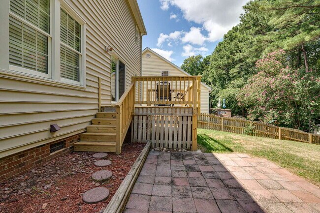 Building Photo - Charming 4-Bed Home with Fenced-in Backyar...