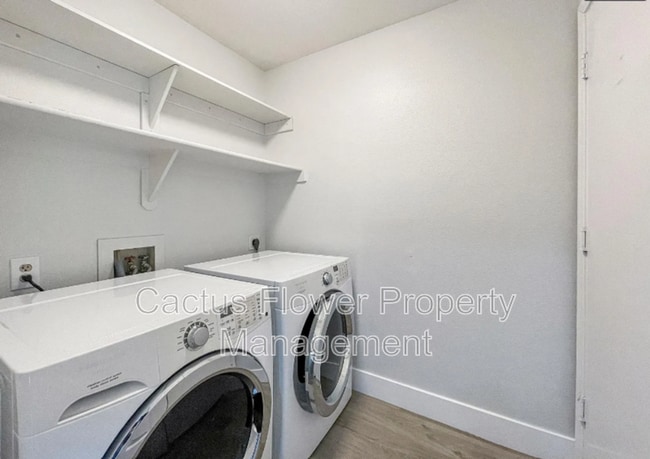 Building Photo - 691 W Fairview St