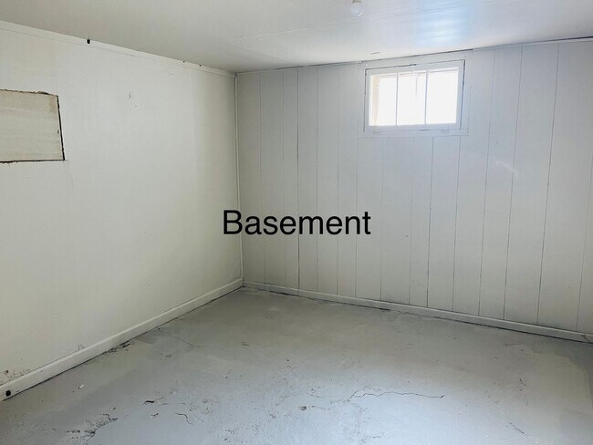 Building Photo - Pet Friendly 4 bedroom 1 bath