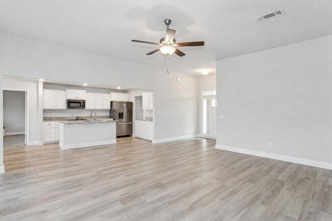 Building Photo - Beautiful Custom Build Home in North Crestview