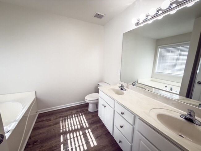 Building Photo - Beautiful Home with Fenced Backyard Near UGA Vet School