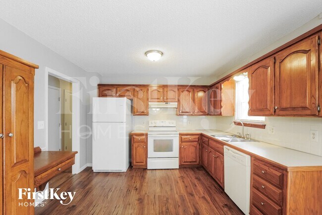 Building Photo - 2116 NE Cromwell St