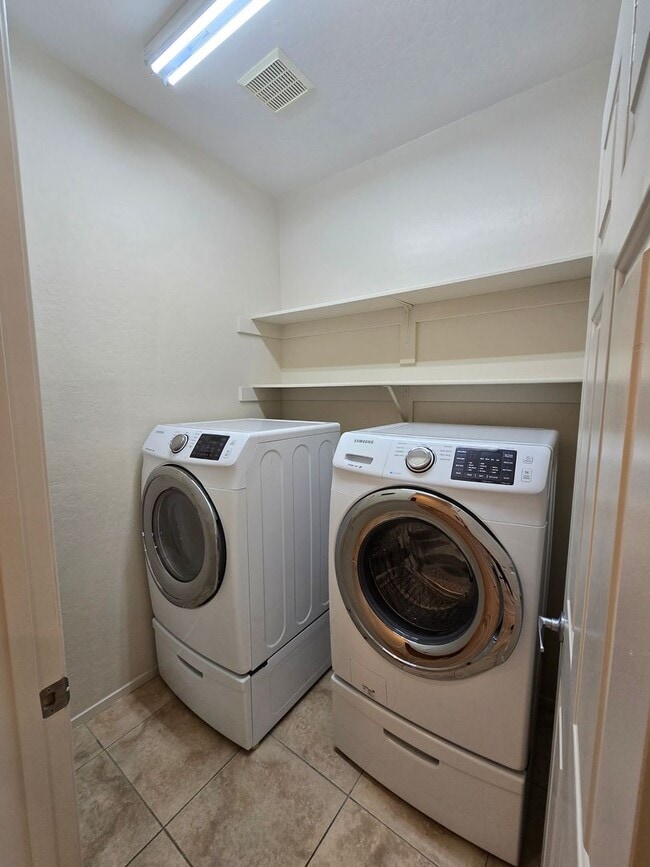 Building Photo - An Amazing 3 Bedroom, 2 Story Home in Silverstone Ranch.