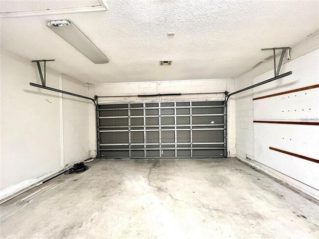 Building Photo - 16708 Glenbrook Blvd