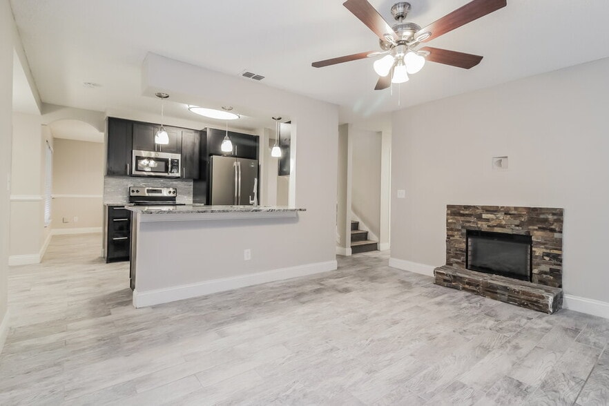 Building Photo - 720 Oak Manor Cir