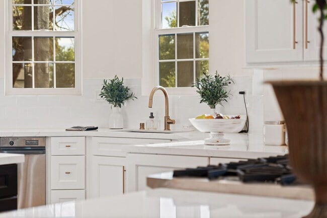 Building Photo - $11,995 - Stunning Executive Estate in Willow Glen