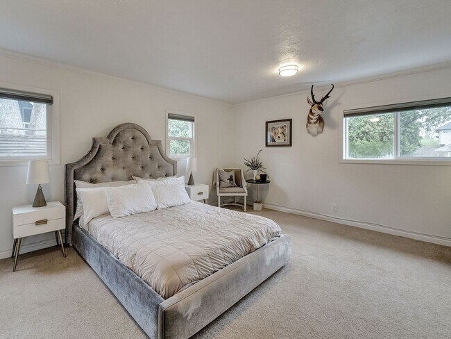 Building Photo - Chic Urban Oasis in Hillsdale