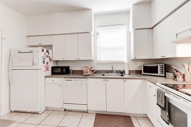 Building Photo - 4004 Foxtail Palm Ct