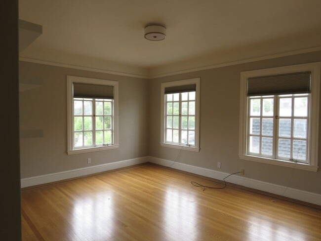 Building Photo - Elegant 4 bedroom House  with bonuses