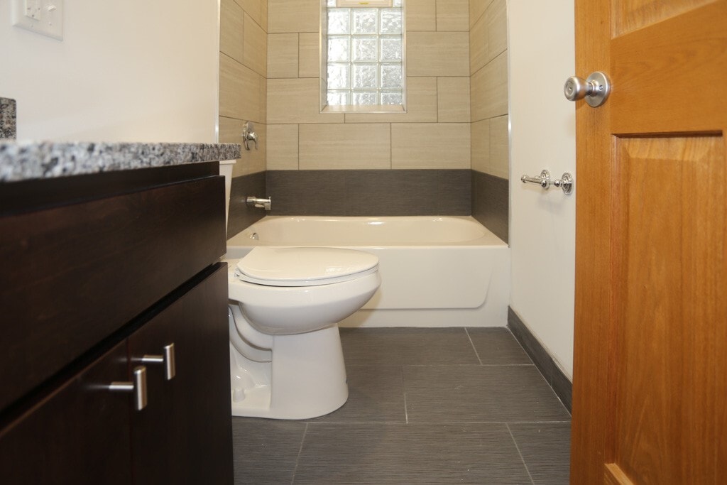 Building Photo - 1706 W Sunnyside Ave