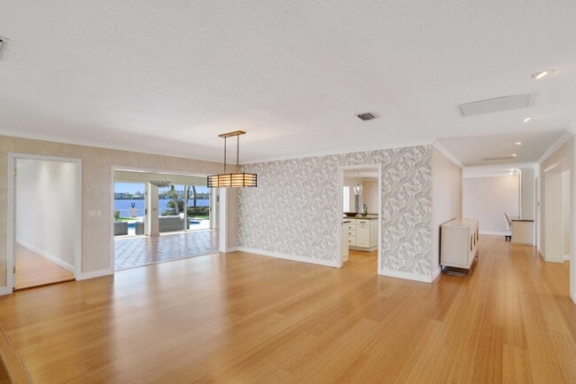 Building Photo - 2204 Notre Dame Dr