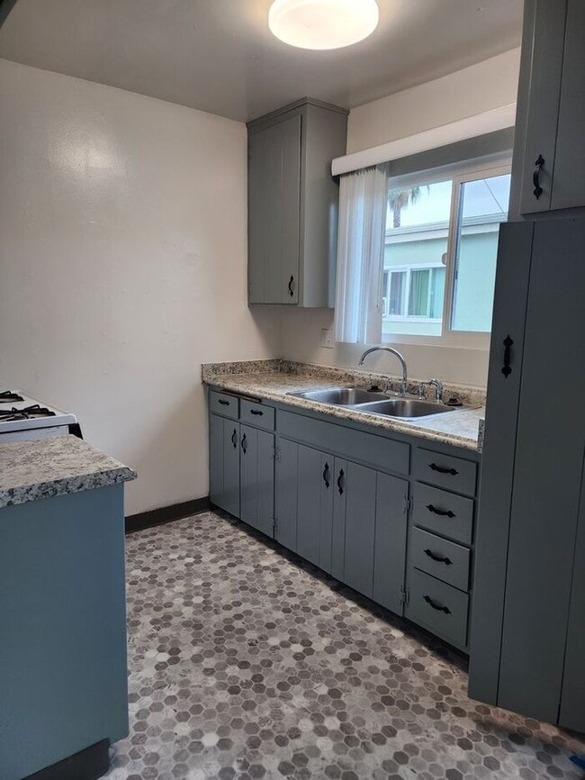 Building Photo - 1 Month Free Rent!! Spacious La Mesa 2BR/1BA unit with BONUS room