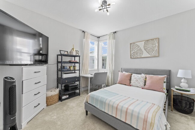 Building Photo - "Spacious 3-Bedroom Townhouse Retreat in P...