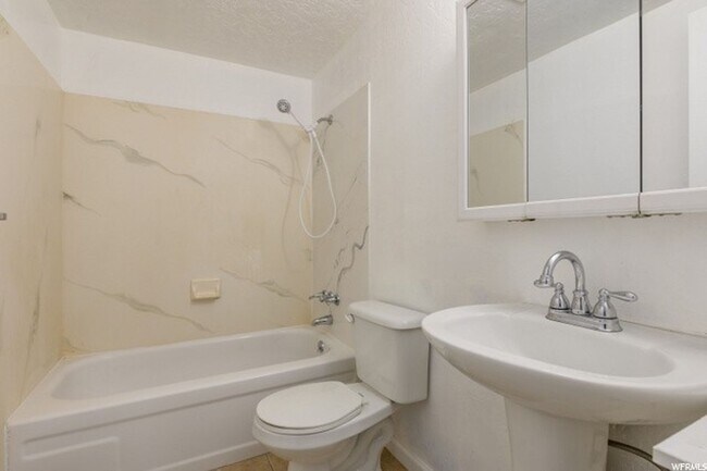 Building Photo - 2523 S Lakecrest Dr