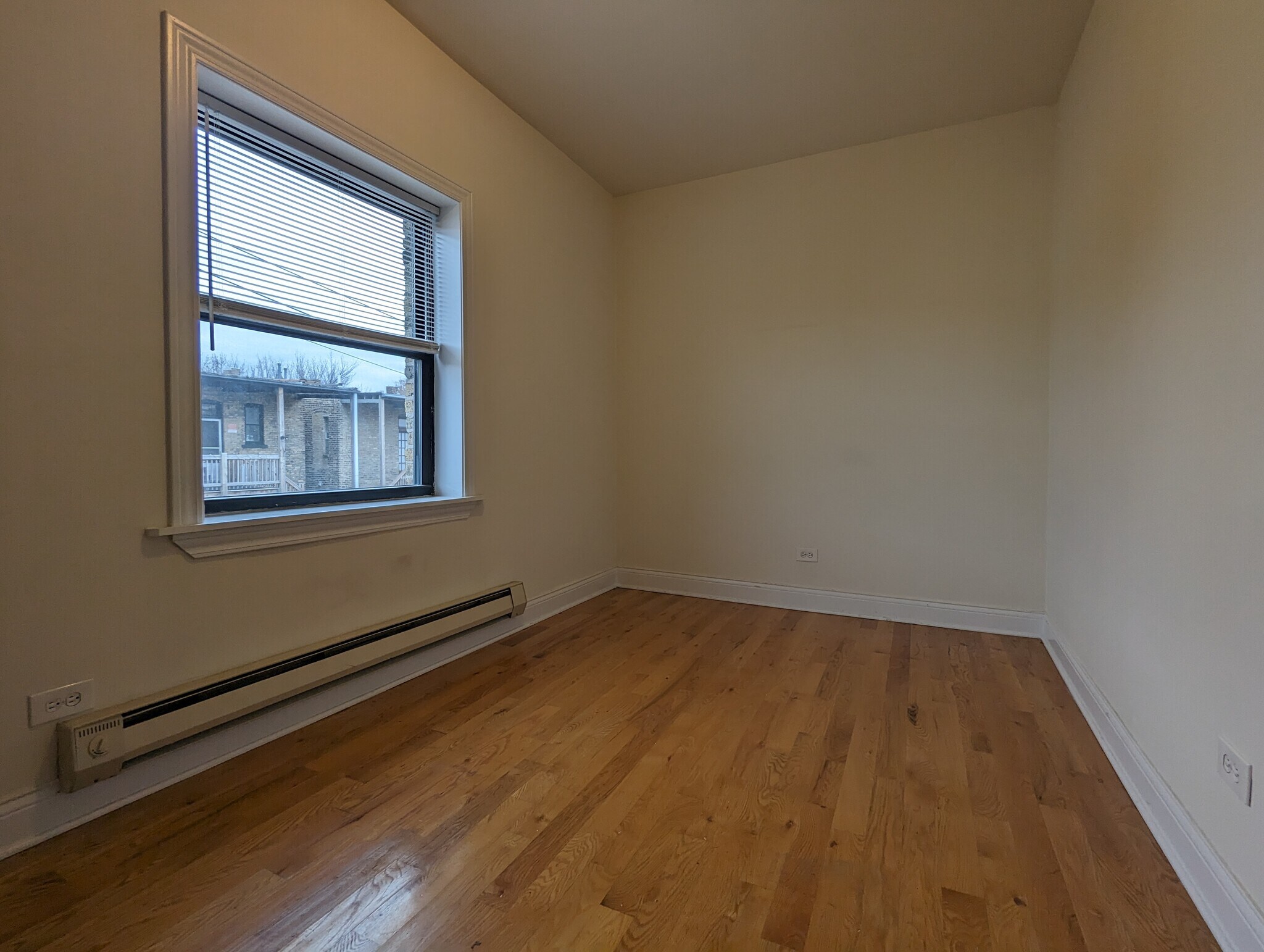 Building Photo - 813 W Cornelia Ave