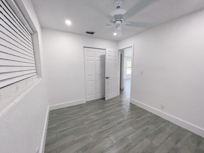 Building Photo - 5649 S 37th Ct