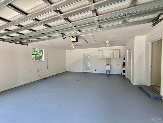 Building Photo - 204 Nandina Rd
