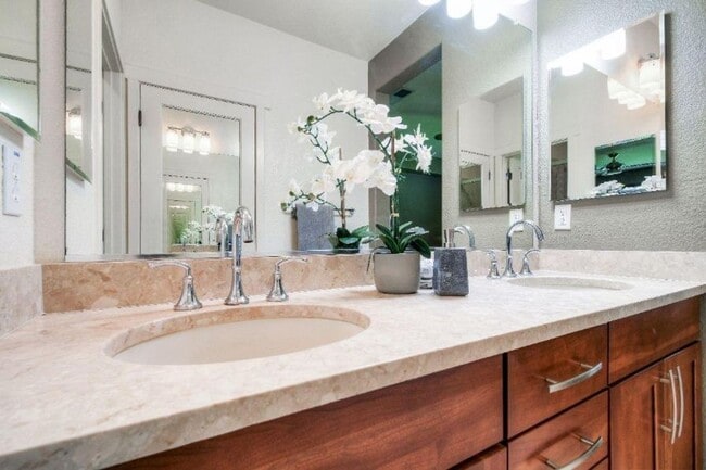 Building Photo - 405 Washington Square