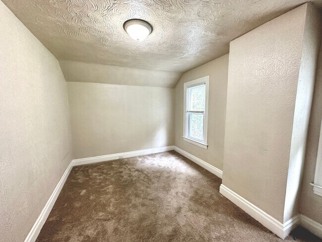 Building Photo - Adorable 2 Bed, 1.5 Bath Home in Beechview - Convenient Location, First Floor Laundry - Available...