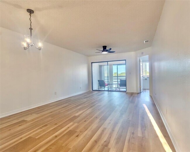 Building Photo - 1807 Garden Lake Dr