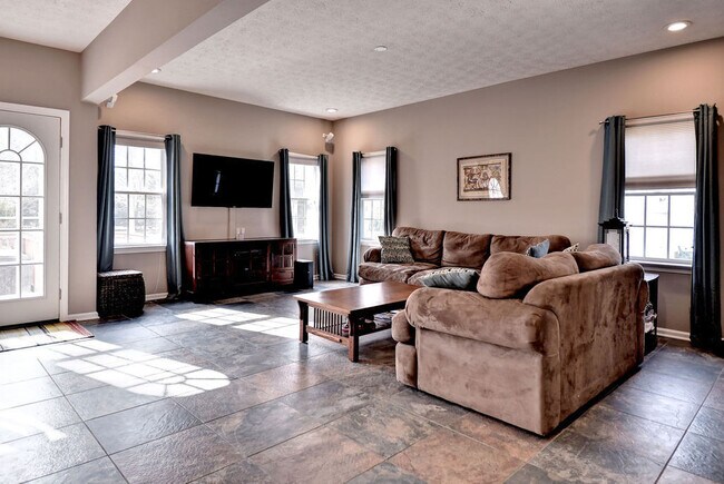 Building Photo - Spacious and Updated Yorktown Home
