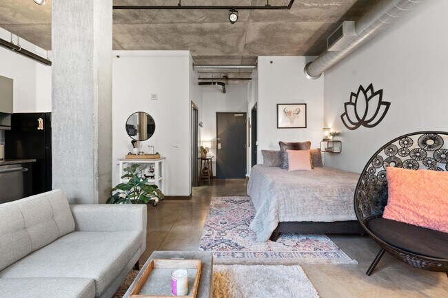 Building Photo - **FURNISHED** Streetcar Lofts studio w/parking/storage/Juliette balcony/fitness center/courtyard ...