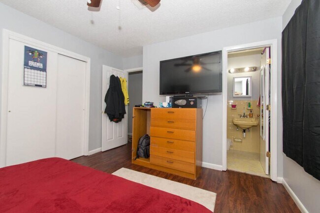 Building Photo - 122 Briarwood Dr