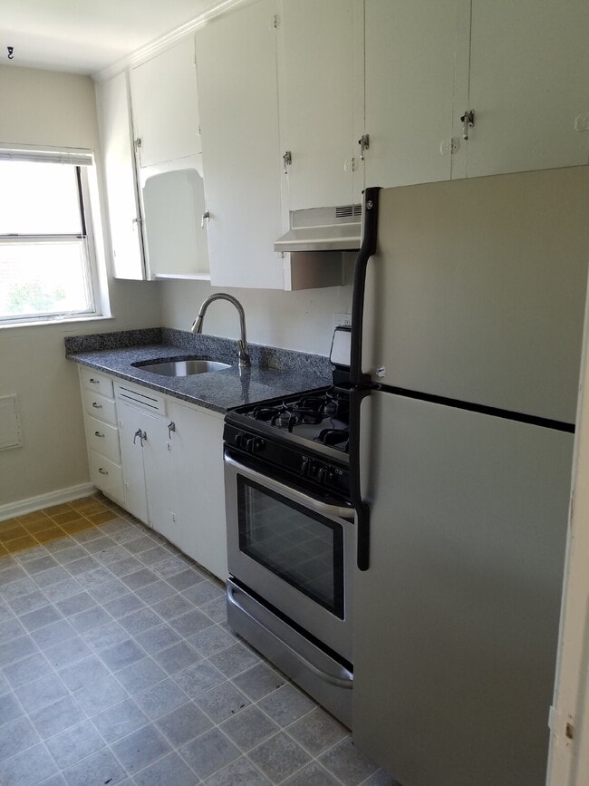 Building Photo - 1 Bed 1 Bath Mayfair Apartment With Garage in Denver! Available Now!