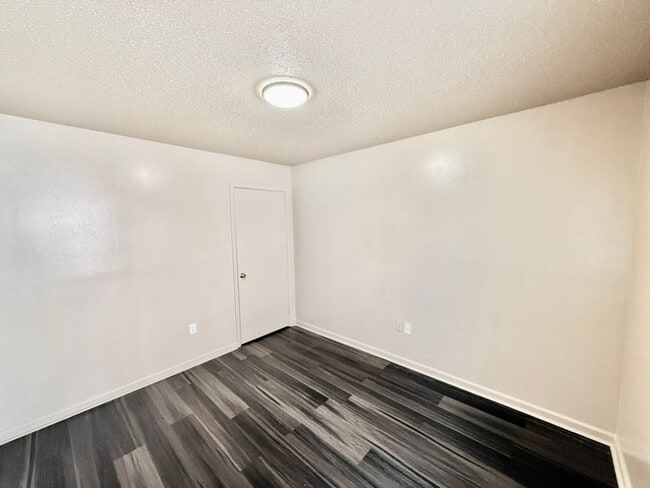 Building Photo - Three Bedroom Apartment with Spacious Dining and Living Area