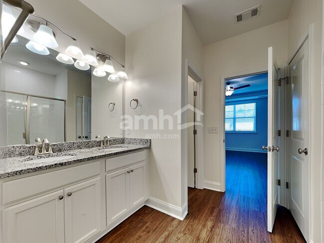 Building Photo - 12 Cherry St