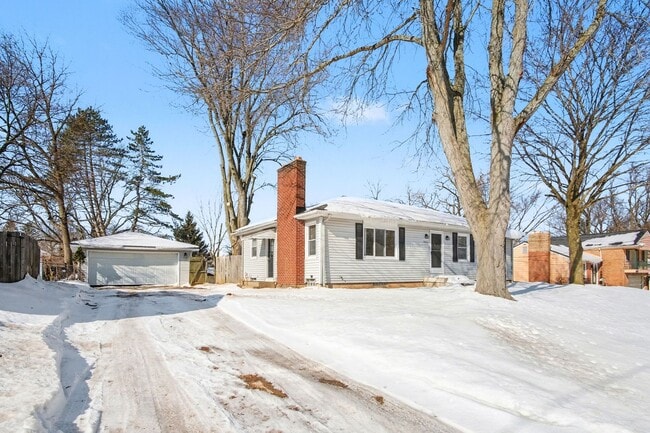 Building Photo - 3 Bedroom, 1 Bath Single Family Home!