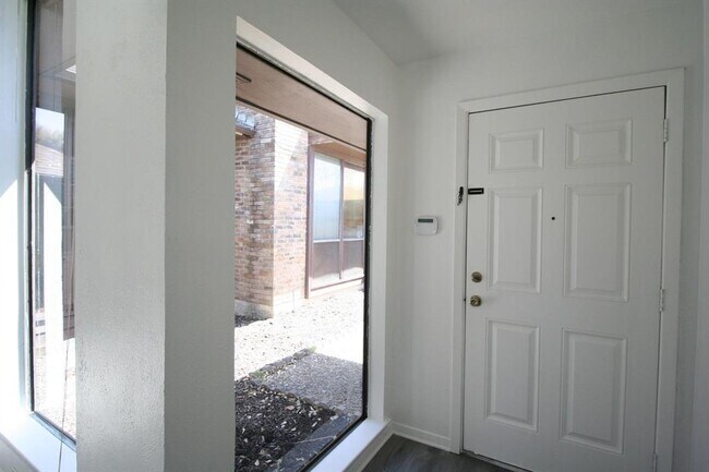 Building Photo - 16933 Davenport Ct