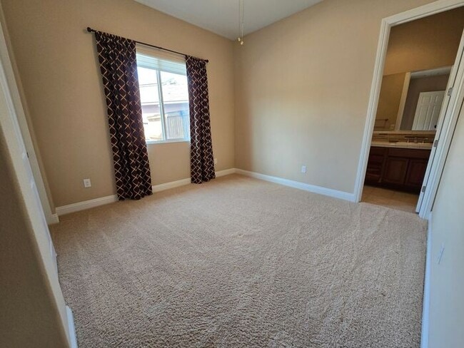 Building Photo - Beautiful Single-Story Home with Upgraded Kitchen & Spacious Backyard in Gated Community