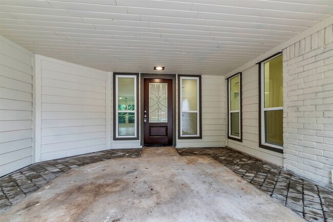 Building Photo - 1602 Pine Oak Dr