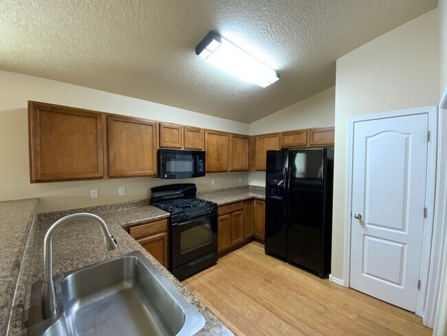 Building Photo - 3 Bedroom Single Story Home Available in T...