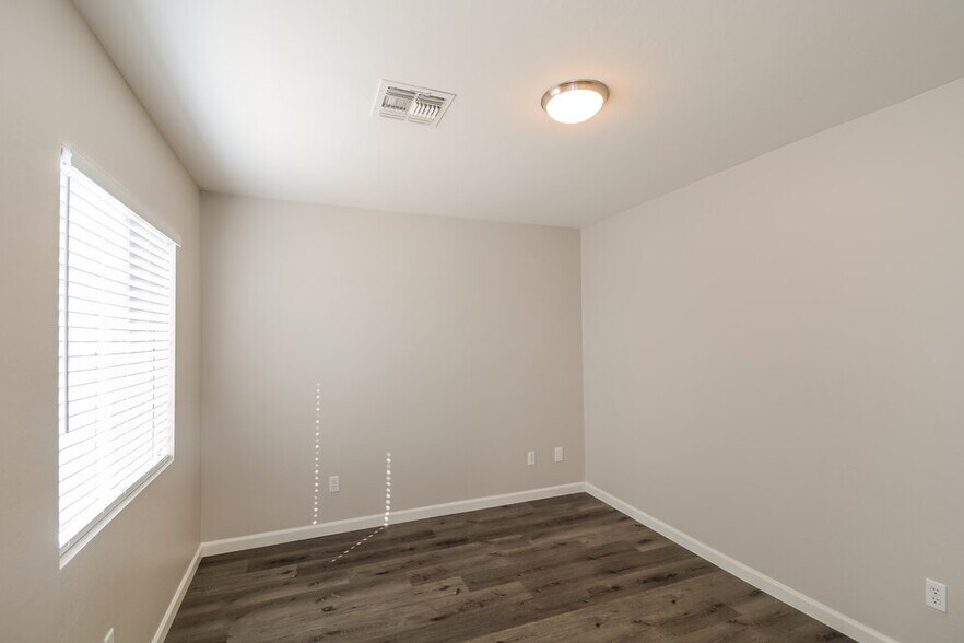 Building Photo - 12422 W Sharon Dr
