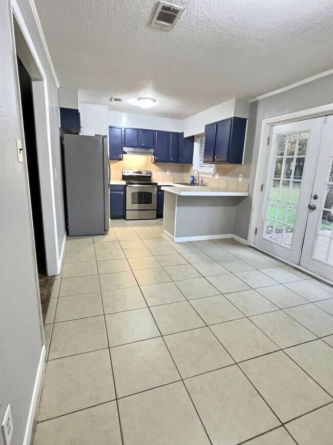 Building Photo - Spacious 4-Bedroom, 2-Bathroom Home in Ocean Springs – Prime Location & Move-In Ready!