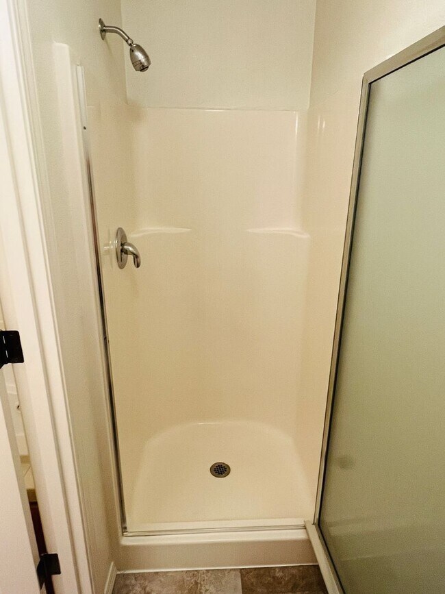 Building Photo - Amazing 3-Bedroom 2.5-Bathroom Townhouse i...