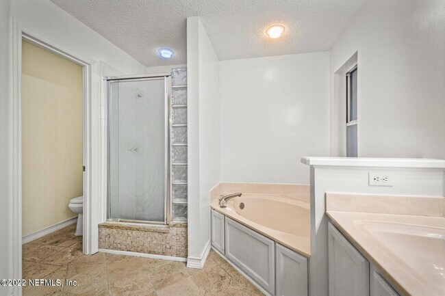 Building Photo - 12635 Chapeltown Cir E