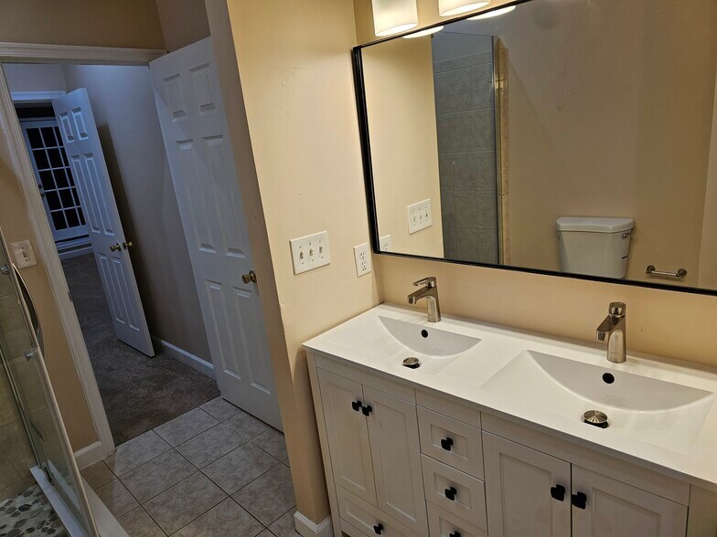 Primary En Suite Bathroom - 1919 Saint Paul St