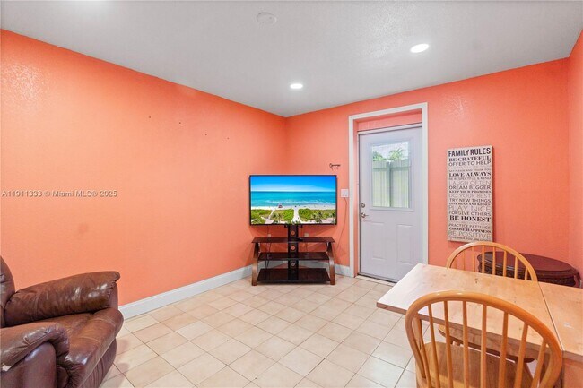 Building Photo - 570 W 46th Pl