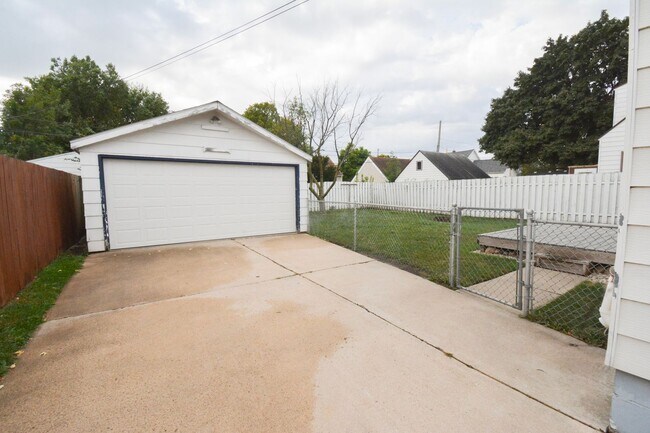 Building Photo - Conveniently located 3 bed 1.5 with Fenced In Yard Available NOW!