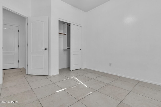 Building Photo - 2354 E Bellerive Dr