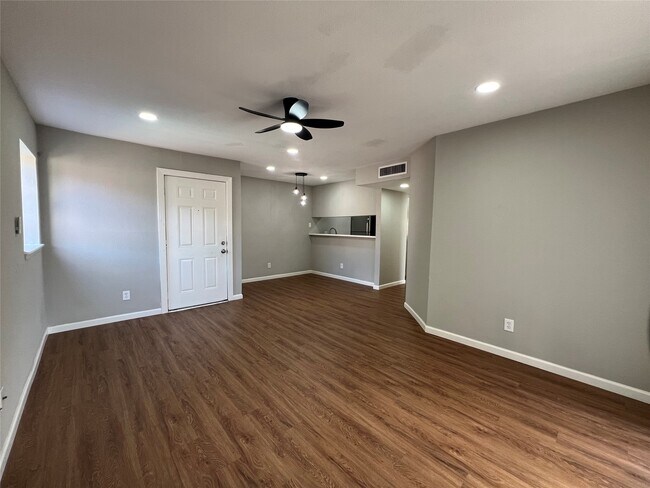 Building Photo - 10601 South Dr