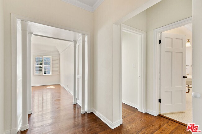 Building Photo - 918 1/2 Serrano Ave