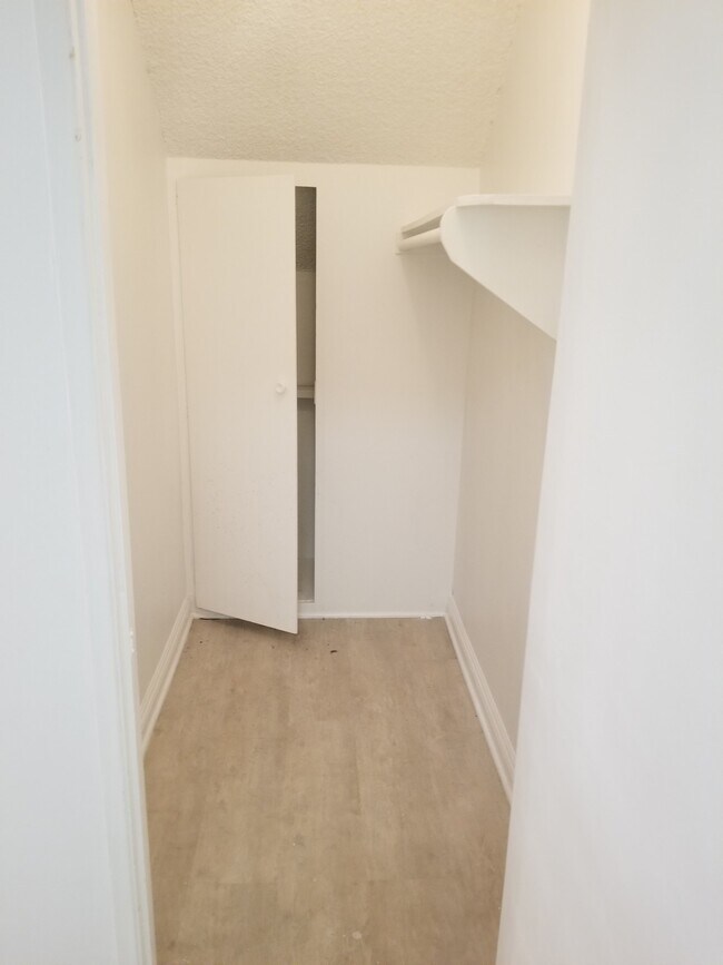 Building Photo - 1132 S Oakhurst Dr