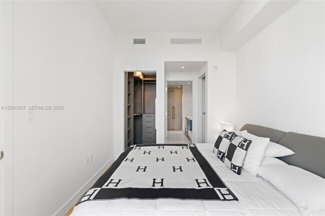 Building Photo - 2678 Tigertail Ave