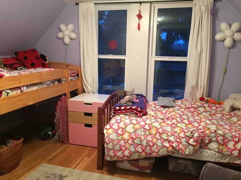 small upstairs room, two twin beds fit or one queen - 5336 SE 44th Ave