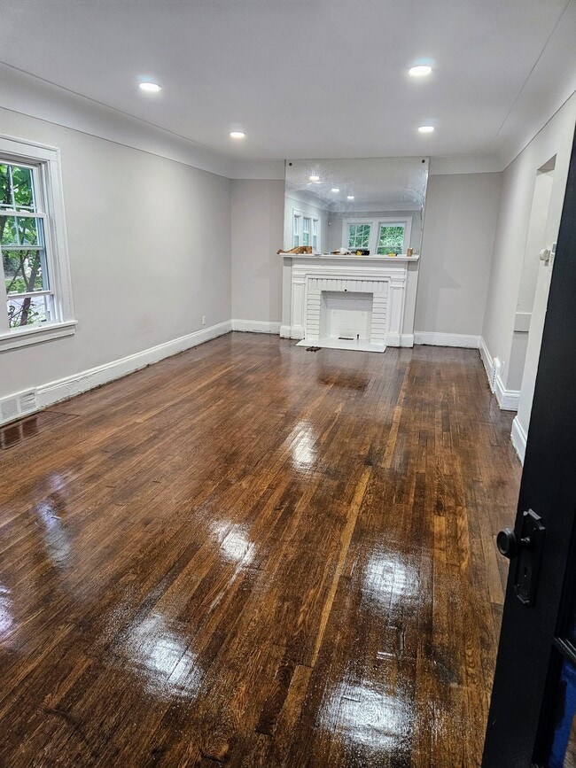 Spacious and bright living room - 14650 Superior Rd